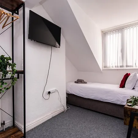 Holiday home 4br Home,contractor Friendly With Parking *