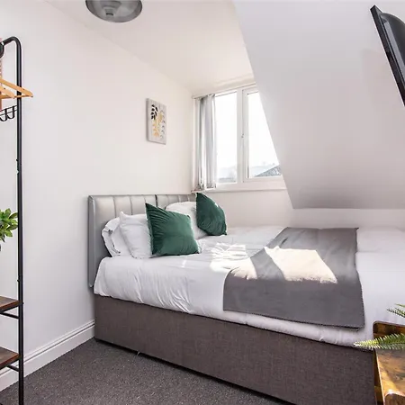 Holiday home 4br Home,contractor Friendly With Parking Bradford (West Yorkshire)
