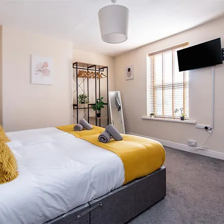 Holiday home 4br Home,contractor Friendly With Parking