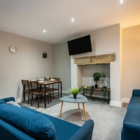 Holiday home 4br Home,contractor Friendly With Parking *