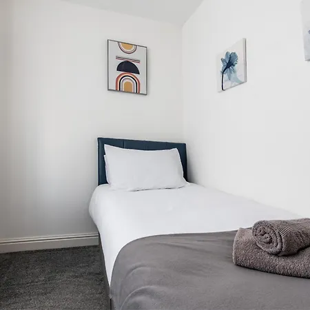 Holiday home 4br Home,contractor Friendly With Parking Bradford (West Yorkshire)