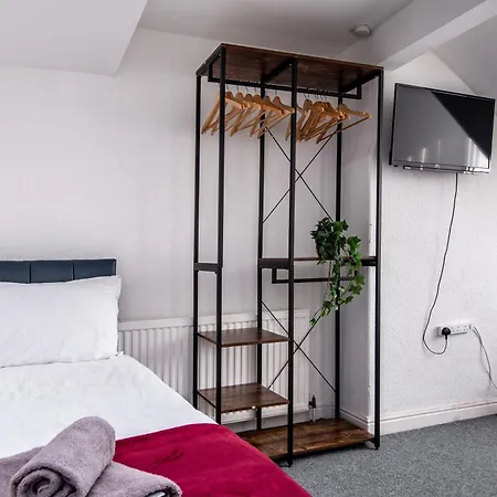 4br Home,contractor Friendly With Parking * Bradford (West Yorkshire)