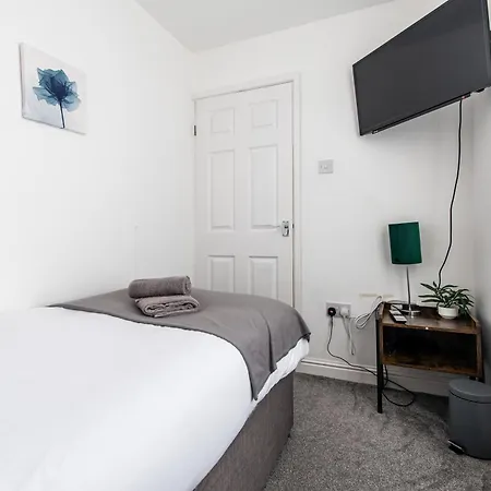 Holiday home 4br Home,contractor Friendly With Parking